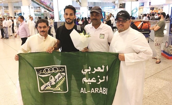 أسد والعبكل والخشاوي خلال استقبال المرضي في المطار﻿