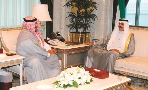 سمو نائب الأمير وولي العهد الشيخ نواف الأحمد مستقبلا الشيخ ثامر العلي ﻿
