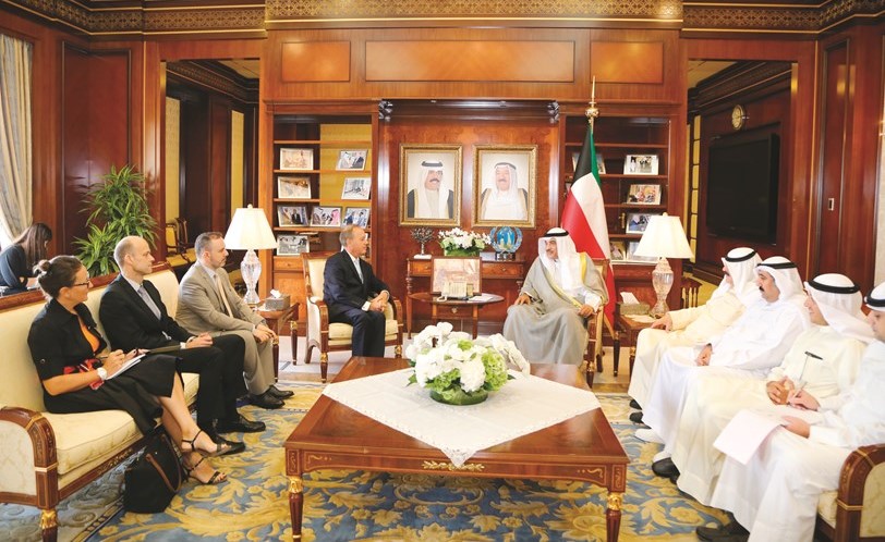 الشيخ صباح الخالد خلال استقباله المبعوث الخاص للرئيس الفرنسي﻿
