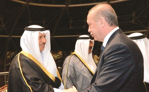 الرئيس رجب طيب أردوغان مصافحا سمو الشيخ جابر المبارك خلال زيارته الأخيرة إلى الكويت ويبدو الشيخ مشعل الأحمد﻿