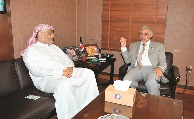 د. هلال الساير وحسن كاظم خلال اللقاء	(زين علام)﻿