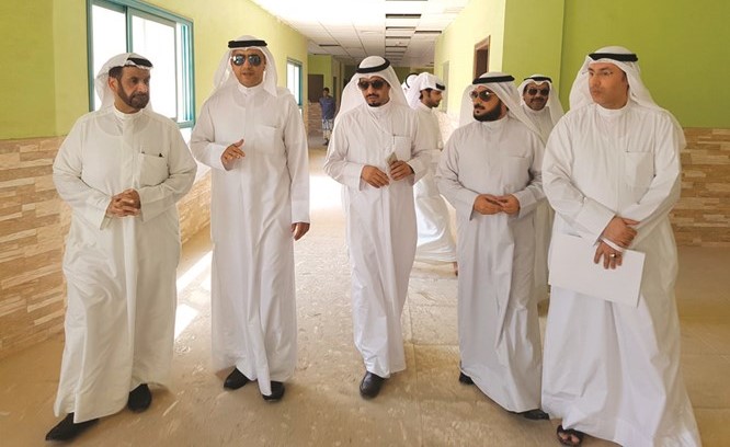 النائبان الحويلة والمطيري والاثري والعومي في الجولة داخل المدرسة ﻿