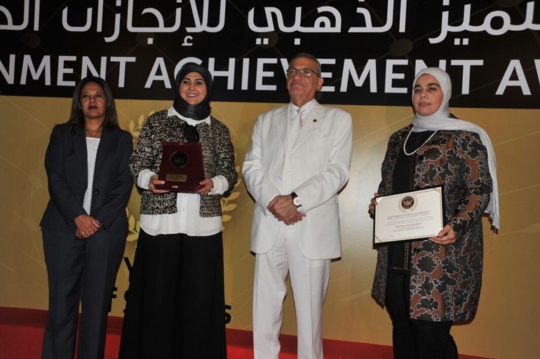 اشكناني تتسلم الجائزة من بيار مكرزل 