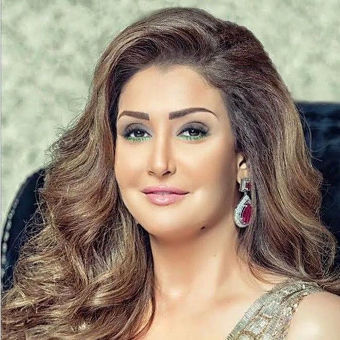 غادة عبد الرازق تشعل السوشيال ميديا بصورتها وهي ترضع ابنتها