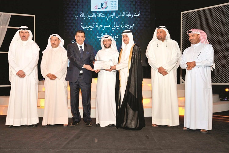 تكريم رئيس فرقة مسرح الخليج العربي ومخرج عرض الافتتاح ميثم بدر ﻿