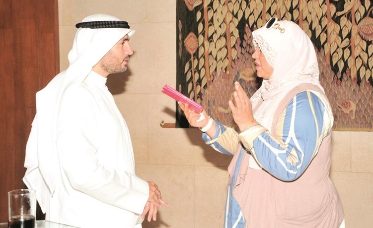  أيمن السرحان متحدثا إلى الزميلة هناء السيد﻿