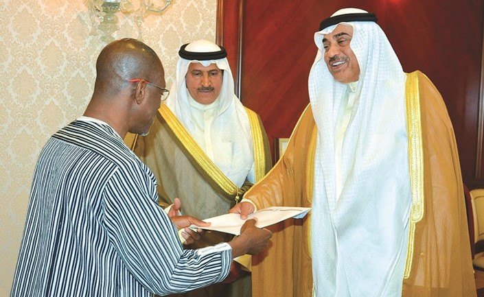 الشيخ صباح الخالد يتسلم أوراق اعتماد سفير بوركينا فاسو سليمان كونو﻿