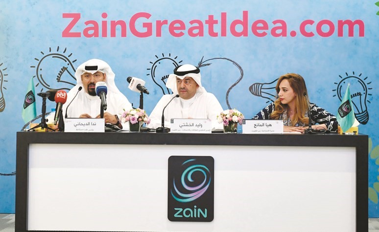 جانب من المؤتمر الصحافي ويبدو وليد الخشتي متوسطا هيا المانع وندا الديحاني ﻿