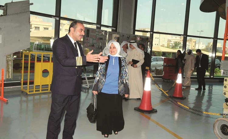 هند الصبيح تستمع إلى شرح خلال جولتها بقسم الطيران في الكلية الاسترالية﻿