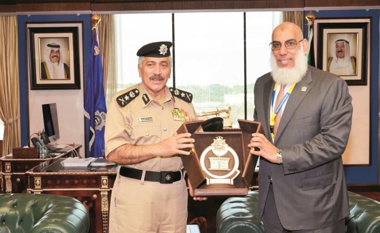 الفريق الدوسري يقدم درعا تذكارية لرئيس الشركة ﻿