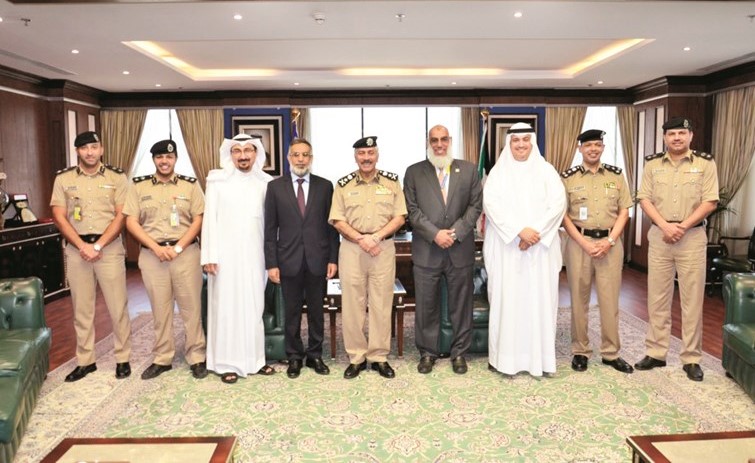 الفريق الدوسري يكرِّم قيادات شركة ايكويت لمشاركتها في حملة «عيالنا بعيونا»