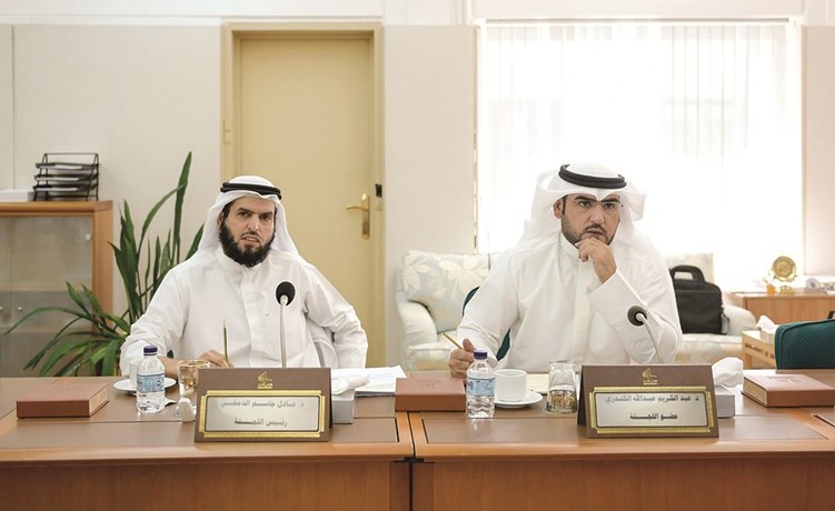 د.عبدالكريم الكندري ود.عادل الدمخي أثناء الاجتماع﻿