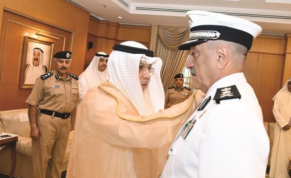 وزير الداخلية الشيخ خالد الجراح يقلد وكيل وزارة الداخلية المساعد لشؤون امن الحدود اللواء محمد اليوسف رتبته الجديدة﻿