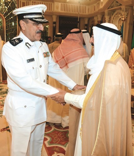 صاحب السمو الأمير الشيخ صباح الاحمد الجابر الصباح مصافحا اللواء الشيخ محمد اليوسف الصباح لدى استقباله قادة وضباط الجيش و الشرطة و الحرس الوطني﻿