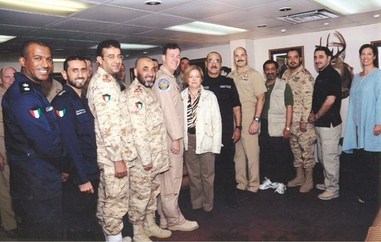 اللواء الشيخ محمد اليوسف والسفيرة الاميركية لدى الكويت ديبورا جونز في ضيافة طاقم حاملة الطائرات ابراهام لنكولن﻿
