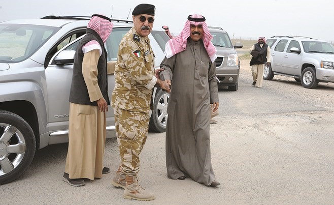 اللواء الشيخ محمد اليوسف مستقبلا سمو ولي العهد الشيخ نواف الاحمد الجابر الصباح خلال زيارته لادارة قوة امن الحدود المرابطة على الحدود الشمالية في البلاد﻿