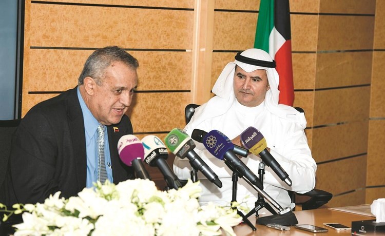 م.عصام المرزوق ووزير النفط الفنزويلي يولوجيو دلبينو خلال المؤتمر الصحافي ﻿