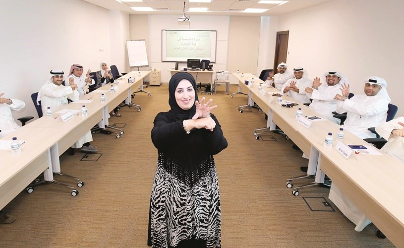 د.نجاة مختار أثناء تقديم الدورة لموظفي البنك الأهلي المتحد﻿