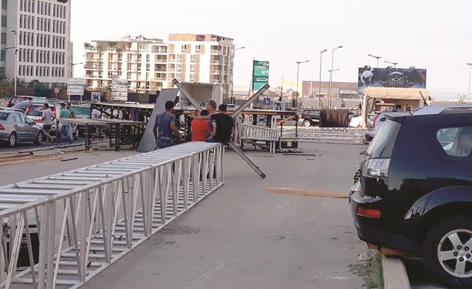 المنصة في ساحة الشهداء في وسط بيروت خلال تفكيكها بسبب تأجيل مهرجان الانتصار الذي كان مقررا اليوم -(محمود الطويل)﻿