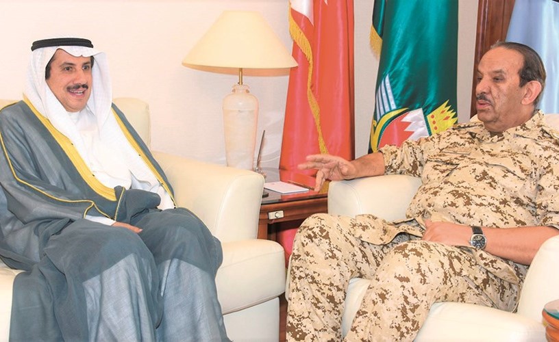 المشير الركن الشيخ خليفة بن أحمد آل خليفة خلال استقباله السفير الشيخ عزام الصباح﻿