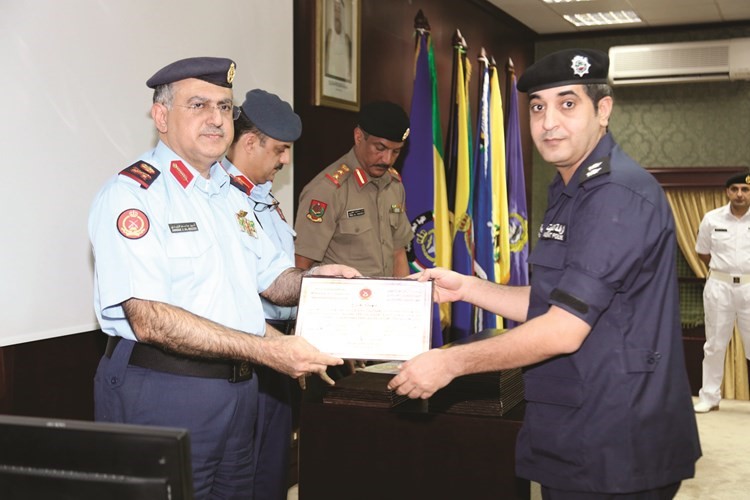 تكريم أحد خريجي الدورة ﻿