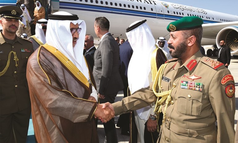  ﻿سمو رئيس الوزراء يصافح مستقبليه لدى وصوله ﻿