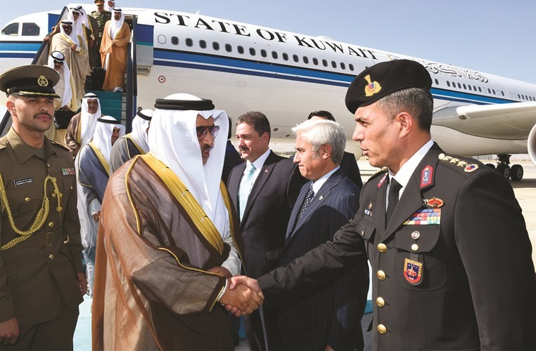  ﻿سمو رئيس الوزراء مصافحا احد مستقبليه﻿
