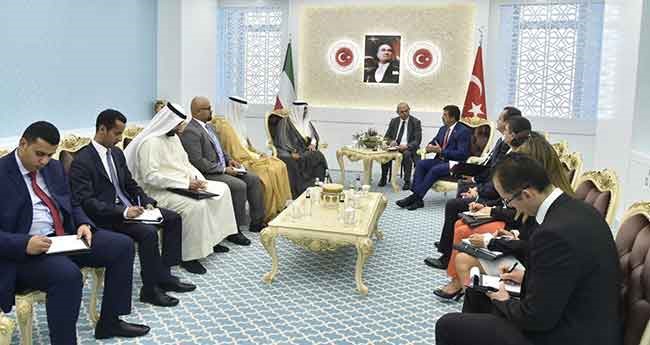 الروضان ووزير الاقتصاد التركي خلال الاجتماع 
