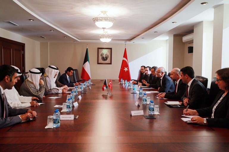 الصالح خلال اجتماعه والوفد المرافق مع نائب رئيس الوزراء والمسؤول عن الملف الاقتصادي التركي