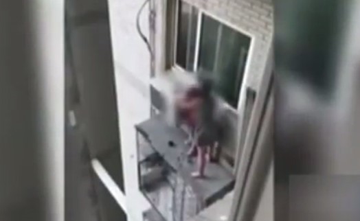 فيديو يحبس الأنفاس .. زوج خائن يعرض زوجته وابنته لمحاولة انتحار !