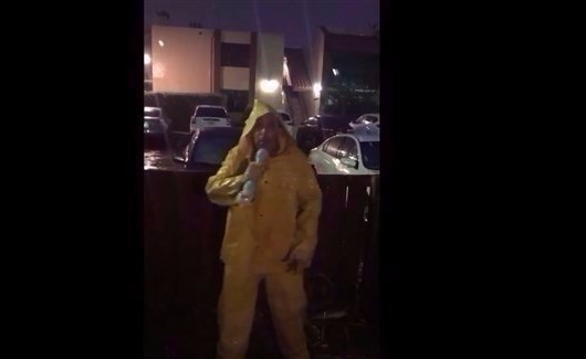 أمريكي يصبح نجم إعصار "إرما" بهذا الفيديو الطريف