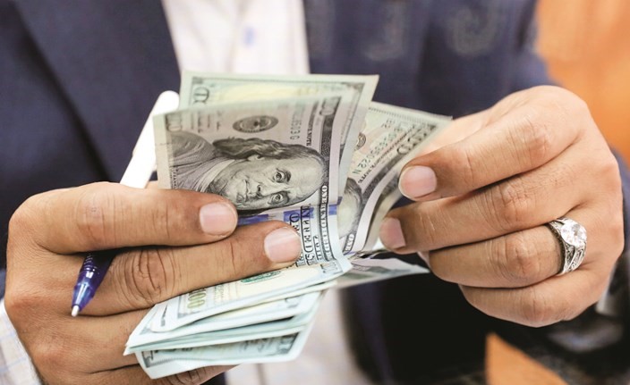 ضعف الدولار يربك اقتصادات العالم