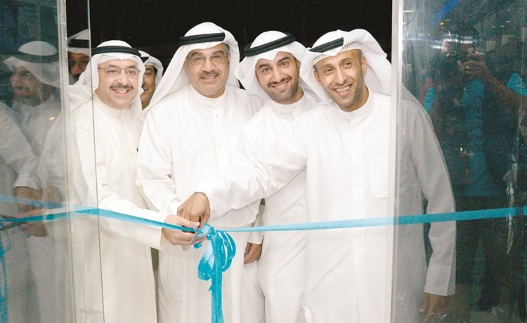 رئيس مجلس إدارة تعاونية الشامية والشويخ طلال اللحدان وعدد من أعضاء مجلس الإدارة يفتتحون صيدلية غرناطة (شانافاس قاسم)﻿