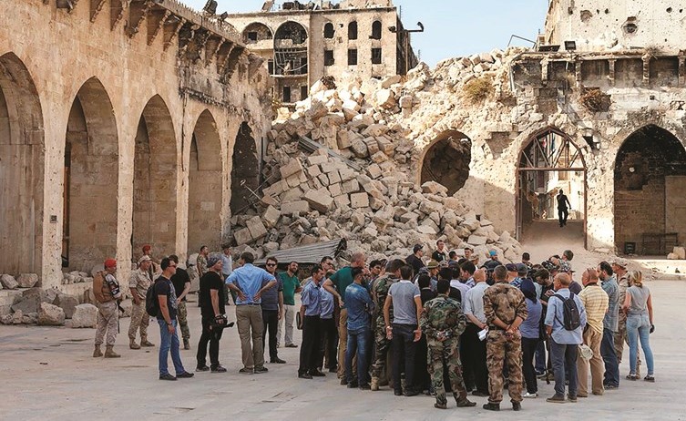 صورة نشرتها وزارة الدفاع الروسية لجولة للصحافيين الأجانب في الجامع الأموي الكبير القديم في حلب أول من أمس	 (أ.ف.پ)﻿