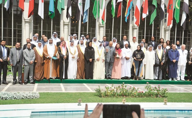 سمو الشيخ عيسى آل خليفة وأحمد أبوالغيط ود.عبدالله المعتوق وعدد من المكرمين 	(ناصر عبدالسيد)﻿