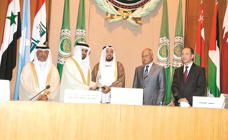 سمو الشيخ عيسى آل خليفة يكرم د.عبدالله المعتوق بحضور أحمد أبوالغيط﻿