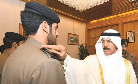 الخالد مقلدا أحد الضباط رتبته الجديدة﻿
