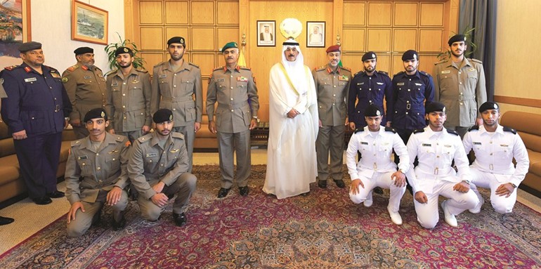 الشيخ محمد الخالد مع الضباط الذين تمت ترقيتهم﻿