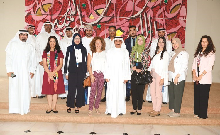 الزميل سعد العلي متوسطا أعضاء الوفد خلال زيارتهم لـ كونا بحضور ممثل جمعية الصحافيين الكويتية الزميل علي الفضالة﻿