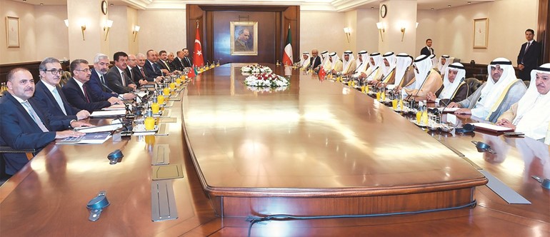 جانب من جلسة المباحثات بين سمو رئيس مجلس الوزراء الشيخ جابر المبارك ونظيره التركي بن علي يلدريم﻿