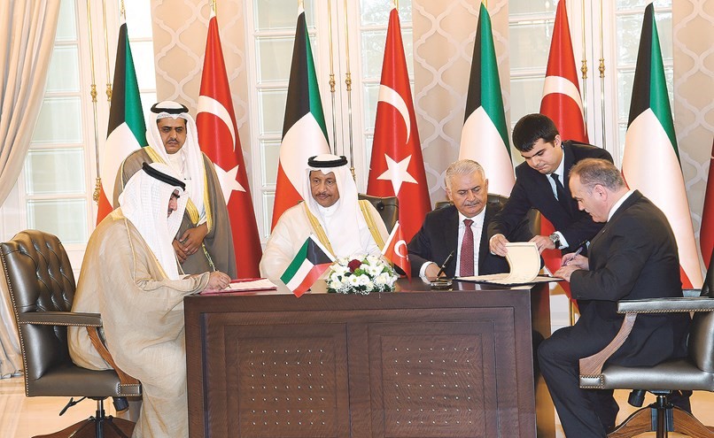 خالد الروضان خلال توقيع احدى اتفاقيات التعاون مع تركيا بحضور ﻿﻿سمو الشيخ جابر المبارك وبن علي يلدريم﻿