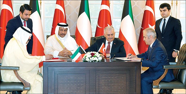 خالد الجارالله خلال توقيع احدى اتفاقيات التعاون بين الكويت وتركيا  بحضور سمو رئيس الوزراء الشيخ جابرالمبارك ورئيس الوزراء التركي