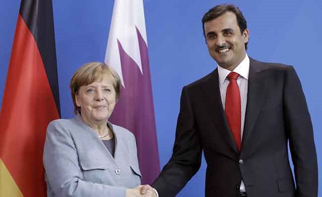 أمير قطر الشيخ تميم بن حمد آل ثاني خلال لقائه المستشارة الألمانية أنجيلا ميركل (أ ب)