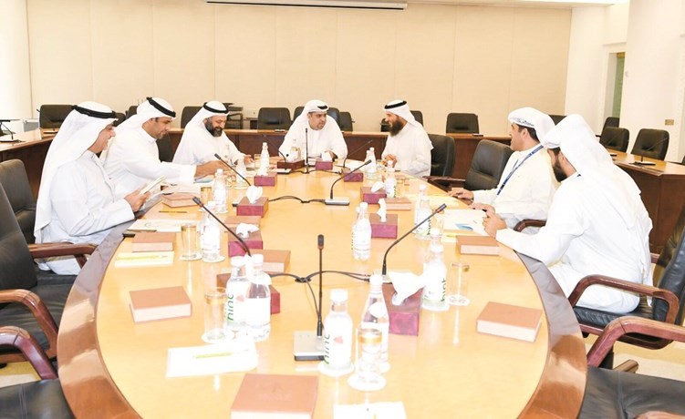 راكان النصف ود.وليد الطبطبائي ويوسف الفضالة ود.خليل عبدالله وعلام الكندري ومشعل العنزي أثناء الاجتماع﻿