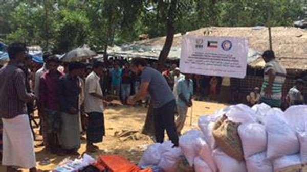 جانب من توزيع جمعية الهلال الأحمر مساعدات  إغاثية على لاجئي الروهينغيا