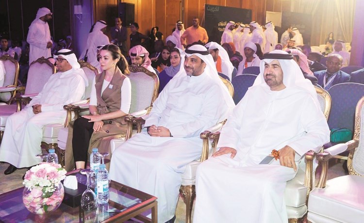 الشيخ محمد العبدالله والشيخة الزين الصباح والسفير الإماراتي رحمة الزعابي ﻿