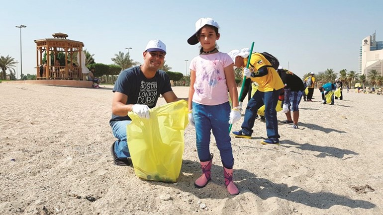 متطوعون من كل الأعمار أثناء تنظيف شاطئ السلام في الشويخ ﻿