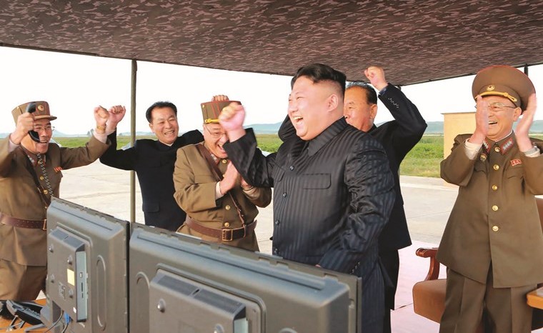 الزعيم الكوري الشمالي كيم جونغ- اون مبتهجا لحظة نجاح اطلاق الصاروخ الباليستي الاخير امس الاول	(أ.ف.پ) ﻿