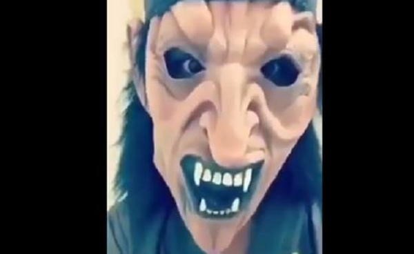 بالفيديو.. صراخ طفلة بعد أن أخافها قريبها بـ”قناع مرعب” يثير الانتقادات..