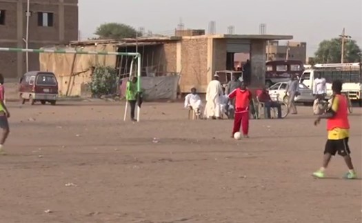 بالفيديو.. "العم محمد" السوداني.. 85 عاما ومازال يلعب كرة القدم